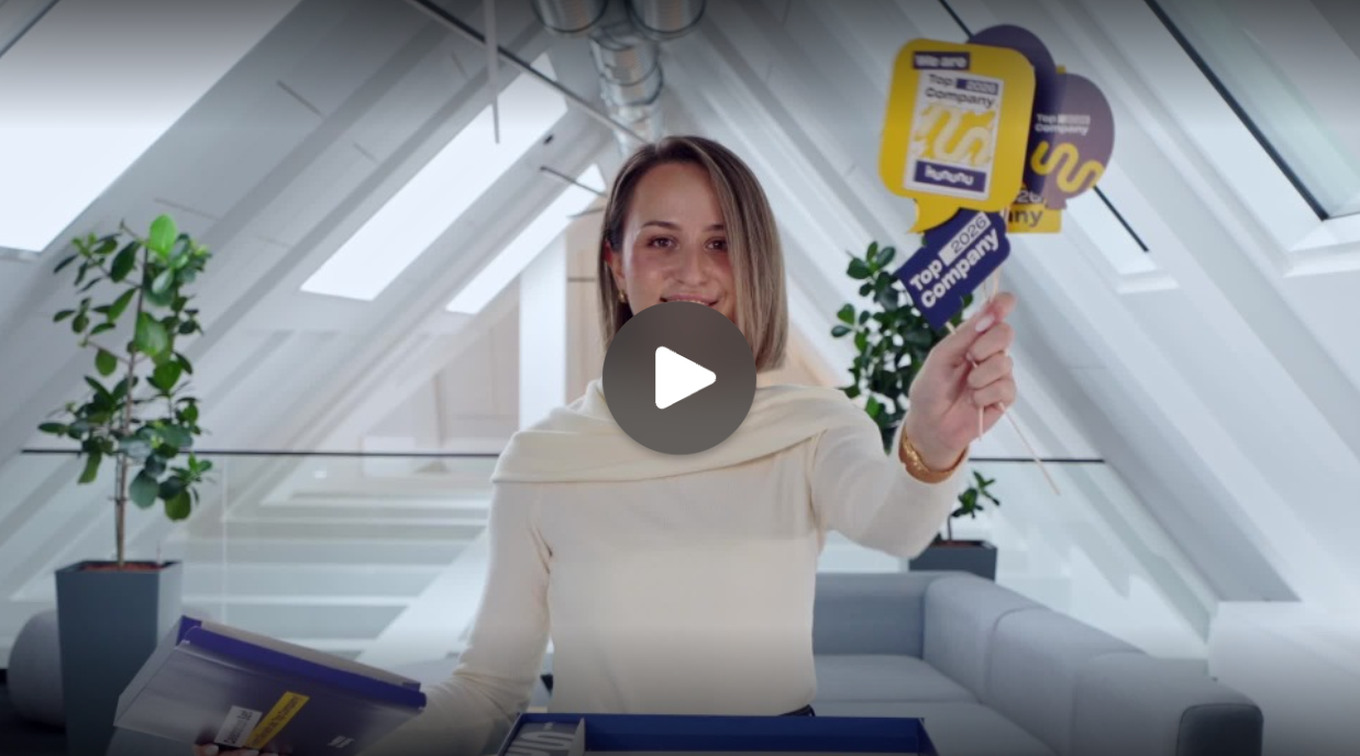 Eine Mitarbeiterin von kununu wird eingeblendet, die die Top Company Box auspackt und ein Play-Button wird eingeblendet.