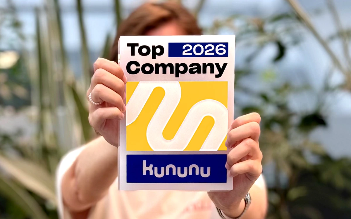 Person hält Top Company 2026 Award stolz vor sich