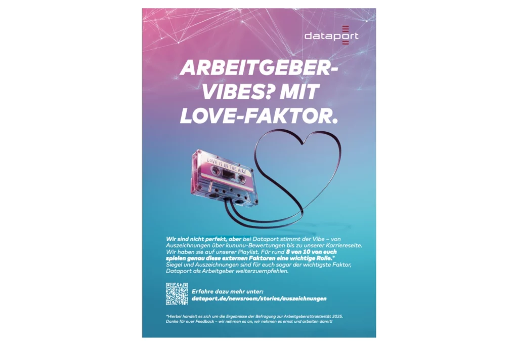 Dataport-Plakat mit Kassette und Herzform aus Band, Fokus auf Arbeitgeberattraktivität und Auszeichnungen.