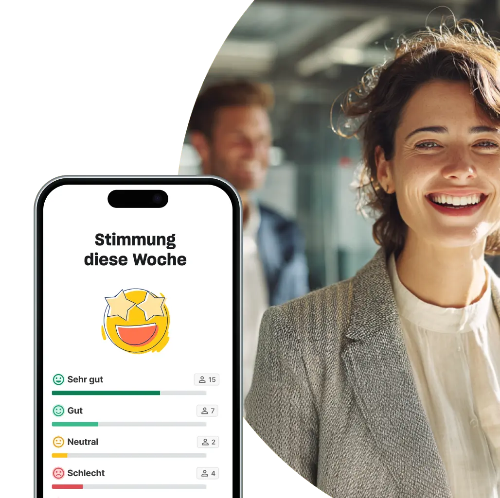 Frau lächelt im Büro neben Smartphone mit Stimmungsanzeige „Stimmung diese Woche“ und Auswahllisten.