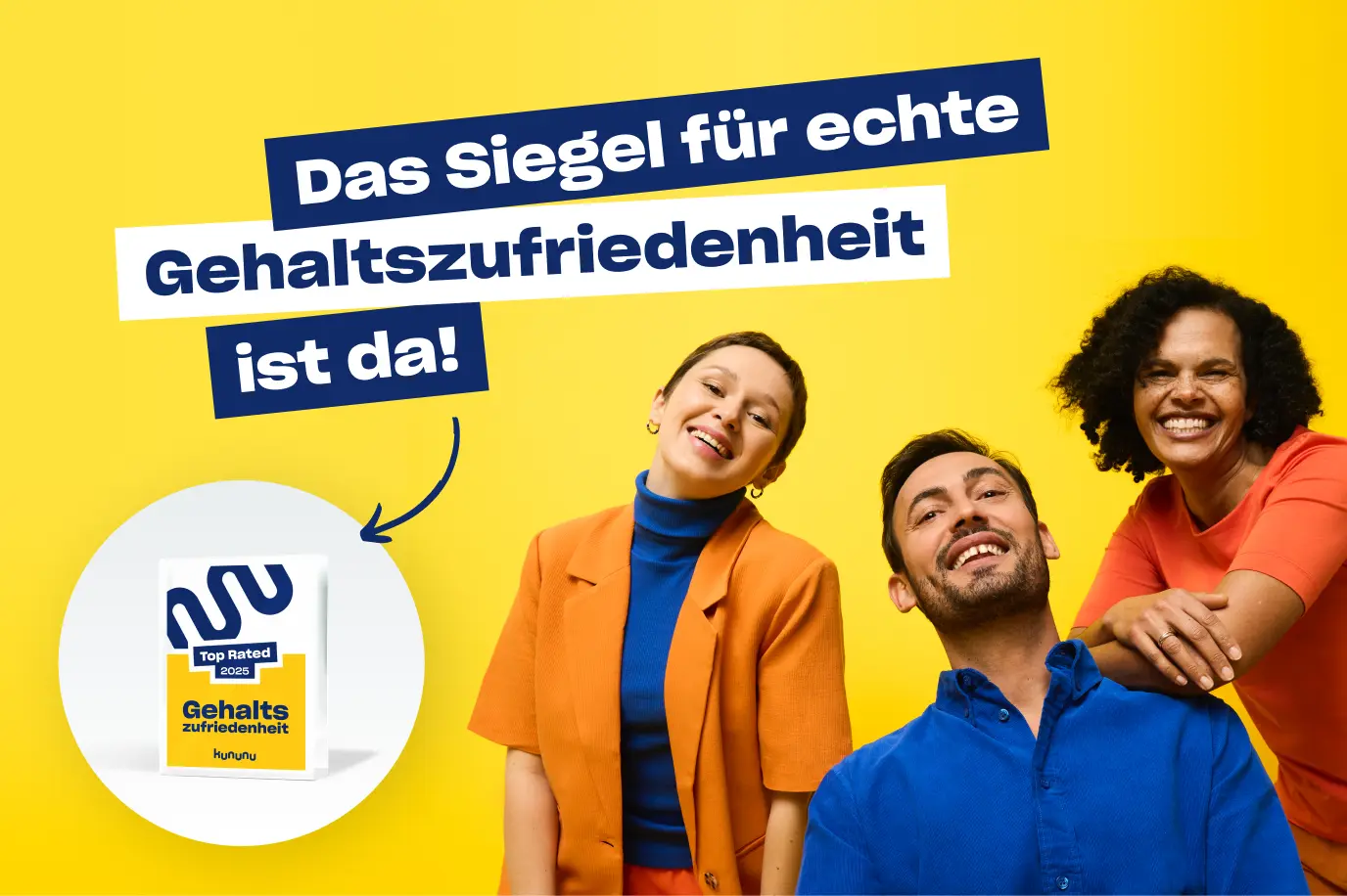 Drei lächelnde Personen mit Siegel "Top Rated 2025" für Gehaltszufriedenheit vor gelbem Hintergrund.